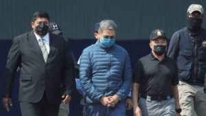 Expresidente Hernández volvió al país supuestamente para enfrentarse a la justicia