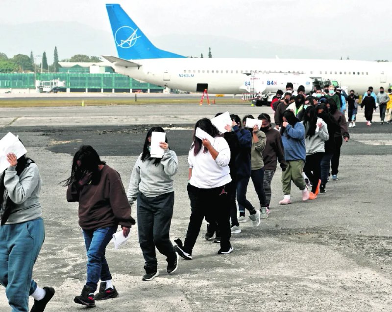 Cubanos, venezolanos y nicaragüenses figuran entre los migrantes enviados a África. Le explicamos cómo operan estas deportaciones. (Foto Prensa Libre: Esbin Garcia).