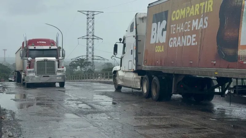 El aumento del transporte pesado ha deteriorado el puente, aseguran pobladores de Río Dulce. Foto: La Hora / Daniel Ramírez.