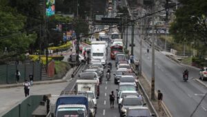 Diésel sigue alcanzando precios históricos en Guatemala: cuánto cuesta y en qué etapa está el subsidio El precio del diésel supera los Q45 por galón desde el 20 de agosto, un nivel que no había sido registrado en los informes históricos del MEM. (Foto Prensa Libre: Esbin García)