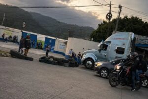 Transportistas bloquean ruta al Pacífico por alza a los combustibles y mejores carreteras; afecta circulación en ambos sentidos