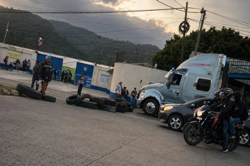 Transportistas bloquean la ruta al Pacífico en inmediaciones de Palín, Escuintla; falta de infraestructura vial el motivo. Foto La Hora: Redes Sociales