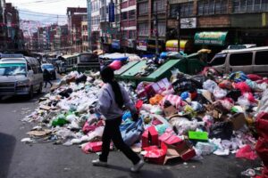 La Paz, capital de Bolivia, se llena de montañas de basura por el paro de recolectores
