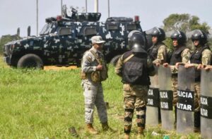 Policías y militares patrullan una carretera que conecta Cochabamba y La Paz para prevenir bloqueos viales cerca de Yapacani, Santa Cruz, Bolivia, el 25 de agosto de 2026. Agricultores de toda Bolivia anunciaron protestas y bloqueos contra el aumento del precio del diésel. Foto Afp