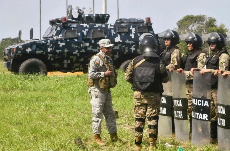 Policías y militares patrullan una carretera que conecta Cochabamba y La Paz para prevenir bloqueos viales cerca de Yapacani, Santa Cruz, Bolivia, el 25 de agosto de 2026. Agricultores de toda Bolivia anunciaron protestas y bloqueos contra el aumento del precio del diésel. Foto Afp
