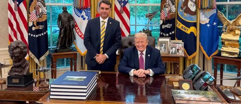 Fuentes: Rebelión / Hispan TV [Imagen: Flávio Bolsonaro junto a Donald Trump en el Salón Oval de la Casa Blanca el 26 de mayo de 2026. Créditos: Instagram/@FlavioBolsonaro]