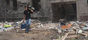 El miedo a una guerra mundial, entre las mayores preocupaciones de las sociedades © UNICEF/Oleksii Filippov Un niño transporta pertenencias rescatadas de entre los escombros a las afueras de un edificio de apartamentos destruido en Boryspil, Ucrania, tras un ataque con misiles ocurrido durante la noche.