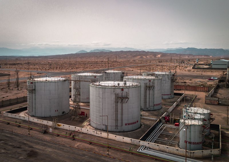 Foto de Мирон Гиндин: https://www.pexels.com/es-es/foto/vista-aerea-de-tanques-de-petroleo-industriales-en-un-paisaje-desertico-32357268/
