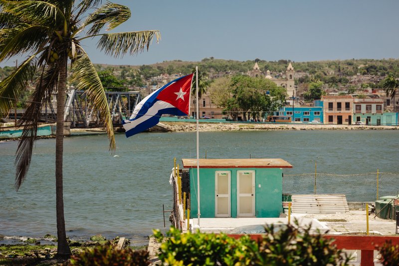 Foto de Dan Aksel Jacobsen: https://www.pexels.com/es-es/foto/bandera-del-puerto-de-matanzas-32938882/