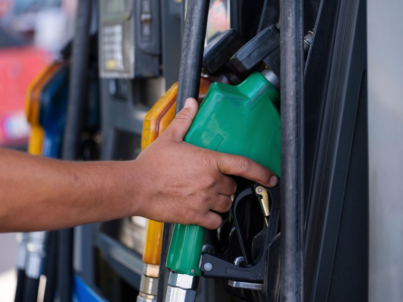 Foto de Engin Akyurt: https://www.pexels.com/es-es/foto/mano-sujetando-gasolina-gas-12377481/