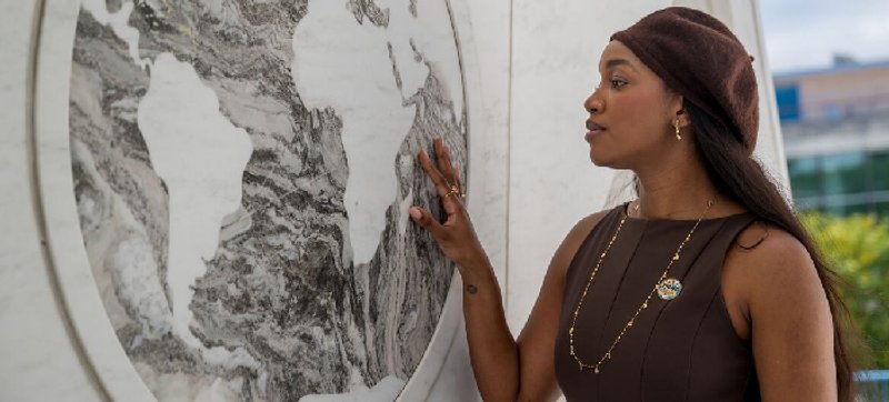 La cantante brasileña IZA visita el Arca del Retorno en la sede de la ONU. El monumento invita a personas de todo el mundo a reflexionar sobre el legado de la trata de esclavos y a luchar contra el racismo y los prejuicios en la actualidad. Foto de la ONU/ Mark Garten