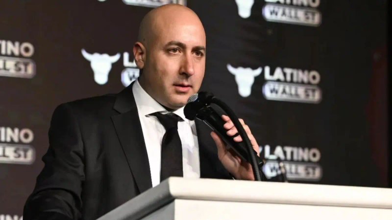 Cerimedo es investigado en Chile por su presunta implicación en redes de bots electorales, sumado a las acusaciones en Bolivia por enriquecimiento ilícito, violencia familiar y el ataque contra su expareja. Foto: @cerimedofernando.