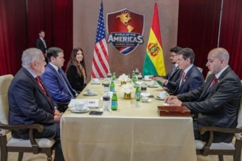 Fuentes: Mate Amargo - Imagen: Cerimedo, primero a la derecha, junto al presidente Rodrigo Paz, en la reunión con Marco Rubio en El Doral, este 2026