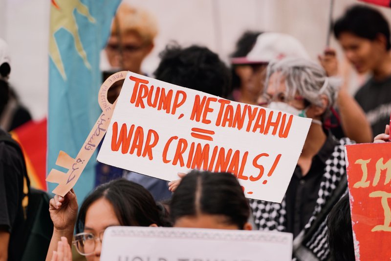 Foto de Mico Medel: https://www.pexels.com/es-es/foto/manifestantes-con-pancartas-en-un-mitin-politico-37624503/