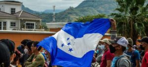 Expertos instan a Honduras a frenar los desalojos de miles de campesinos, indígenas y afrodescendientes OIM Guatemala/Jonathan Mazariegos ARCHIVO: Un grupo de expertos independientes en derechos humanos pidió este viernes a Honduras detener inmediatamente la ejecución de más de 1000 órdenes de desalojo que afectan a miles de familias campesinas, indígenas y afrodescendientes.
