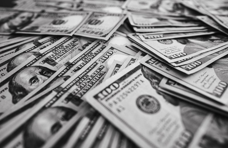 Foto de Ian Gabaraev: https://www.pexels.com/es-es/foto/fajos-de-billetes-de-cien-dolares-34746298/