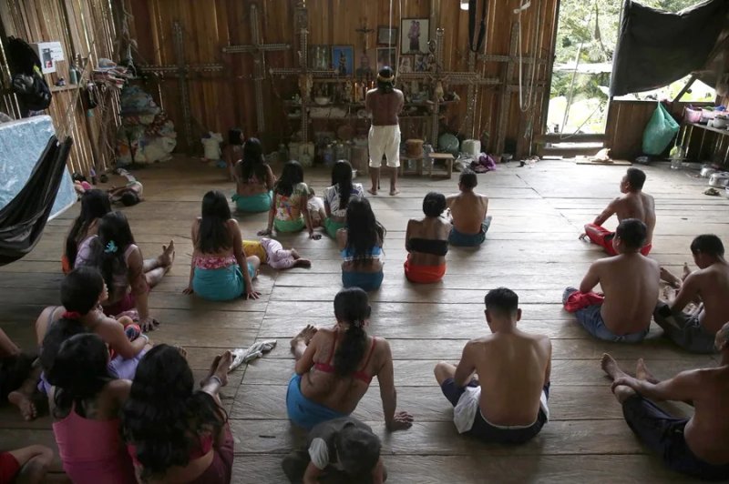 La destrucción del plantel educativo dejó sin aulas a los menores del pueblo wounaan en Buenaventura. Foto: EFE.