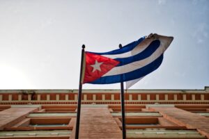 Foto de Matthias Oben: https://www.pexels.com/es-es/foto/bandera-azul-y-blanca-en-el-poste-3687918/
