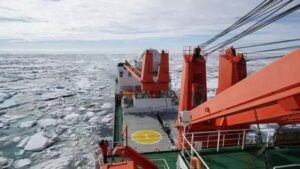 Los cargueros toman el Ártico mientras el calor extremo funde el hielo marino a ritmo récord