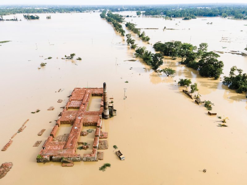 Foto de Muhammad Amdad Hossain: https://www.pexels.com/es-es/foto/vista-aerea-de-un-paisaje-inundado-con-un-horno-de-ladrillos-39164242/
