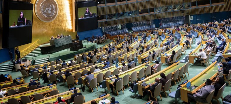 Foto de la ONU/Manuel Elías La presidenta de la Asamblea General, Annalena Baerbock (en pantalla), preside la reunión de la Asamblea General sobre el fortalecimiento del Sistema de las Naciones Unidas.
