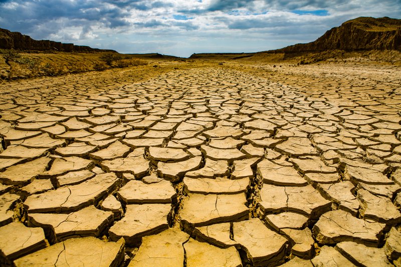 Foto de Alejandro J. Paredes Perez : https://www.pexels.com/es-es/foto/tierra-agrietada-bajo-un-cielo-parcialmente-nublado-en-venezuela-36769607/