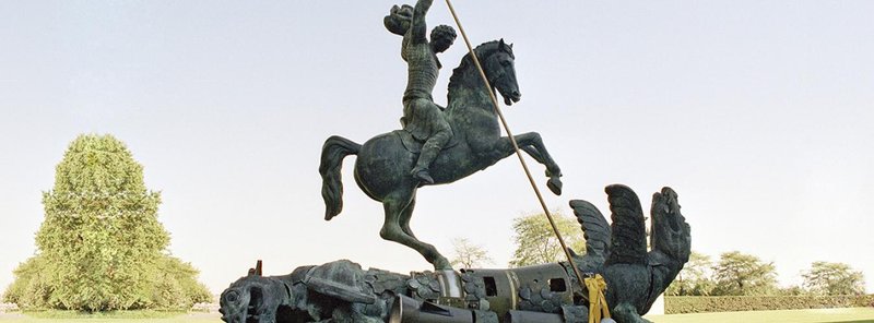 "El bien vence al mal", obra del escultor georgiano Zurab Tsereteli que representa a San Jorge y el dragón, construida con fragmentos de misiles nucleares soviéticos y estadounidenses, en los jardines de la Sede de las Naciones Unidas en Nueva York. Foto:Foto ONU/Milton Grant.