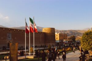Irán responde al rechazo de Trump a su propuesta Foto de elif özlem aydeniz: https://www.pexels.com/es-es/foto/gente-punto-de-referencia-banderas-arquitectura-7514249/