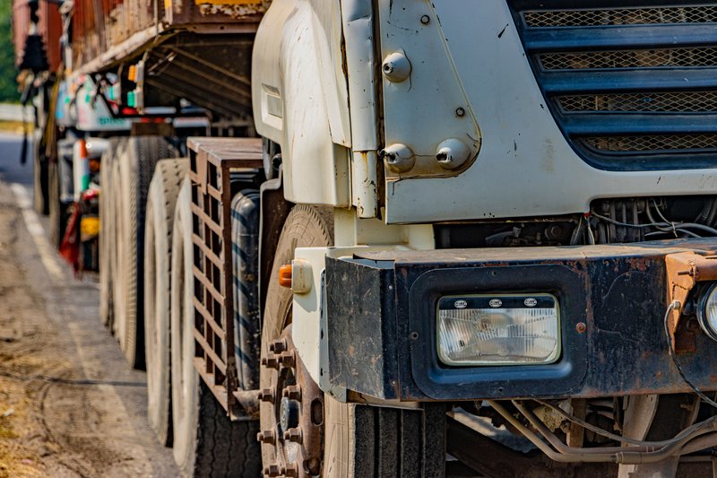 Foto de Shantum Singh: https://www.pexels.com/es-es/foto/primer-plano-de-un-camion-pesado-en-la-autopista-india-29057952/