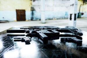 El 70% de las armas que usa el crimen organizado en México son de EEUU, según autoridades Foto de Lukáš Trstenský: https://www.pexels.com/es-es/foto/mesa-peligroso-rifle-armas-5966347/