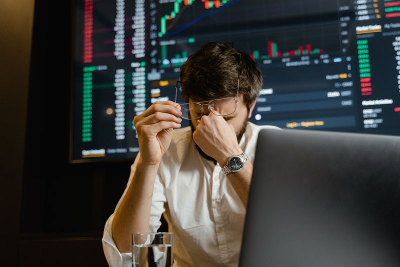 Foto de Tima Miroshnichenko: https://www.pexels.com/es-es/foto/marketing-hombre-ordenador-portatil-oficina-7567537/