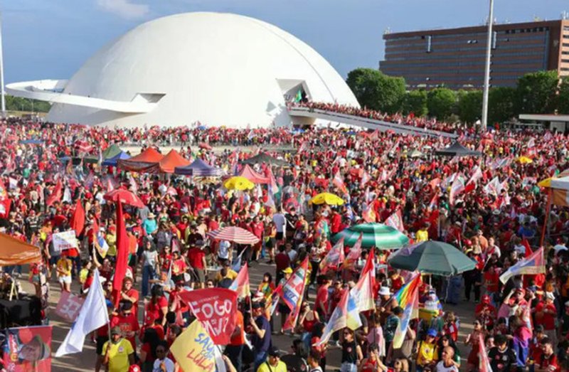 Fuentes: Rebelión [Imagen: Manifestación de seguidores de Lula da Silva tras conocerse su victoria electoral el 25 de octubre de 2026. Créditos: Lula Marques/Agência Brasil]