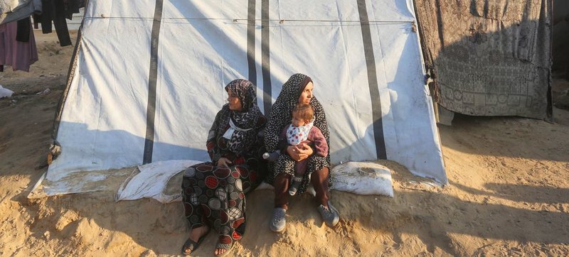 © UNRWA Una gran mayoría de los palestinos de Gaza continúa viviendo en frágiles tiendas de campaña. Un dron israelí lanzó municiones sobre tiendas de campaña que albergaban a familias desplazadas en el cruce de Al Shujaiyeh.