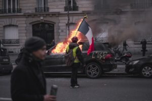 "Las mayores pérdidas aseguradas": financieros revelan el alcance de los daños tras las protestas en Francia Foto de Alotrobo: https://www.pexels.com/es-es/foto/hombre-francia-paris-edificio-2348808/