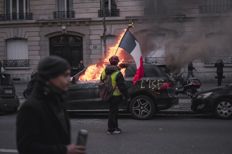 Foto de Alotrobo: https://www.pexels.com/es-es/foto/hombre-francia-paris-edificio-2348808/