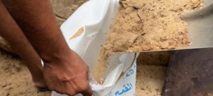 Antiguos sacos de harina convertidos en barreras contra las inundaciones: Gaza enfrenta otro invierno sin refugio