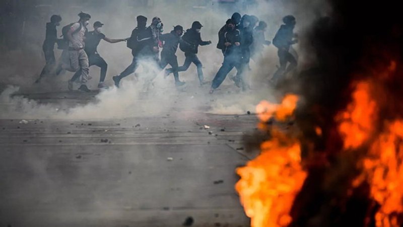 Fuentes: El diario [Foto: La policía se enfrenta a los manifestantes en la Plaza de la República de París durante las protestas del pasado sábado. Julien Mattia / DPA]