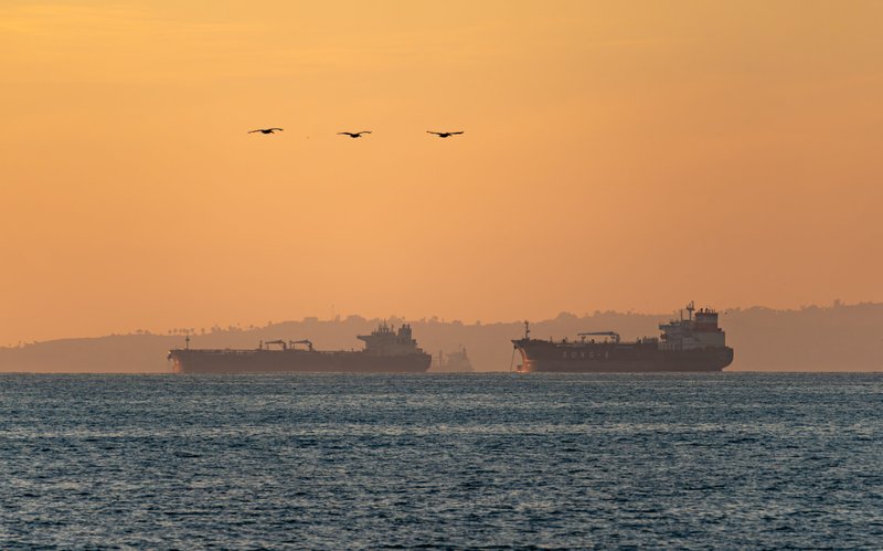 Foto de Soly Moses: https://www.pexels.com/es-es/foto/petroleros-al-atardecer-en-long-beach-california-36474351/