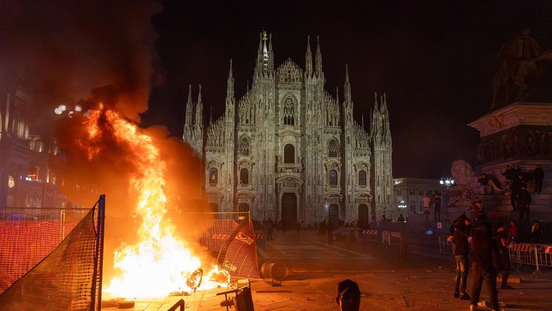 Incendio tras los choques entre la Policía y manifestantes en Milán, Italia, 17 de octubre de 2026 Stefano Porta / LaPresse / AP