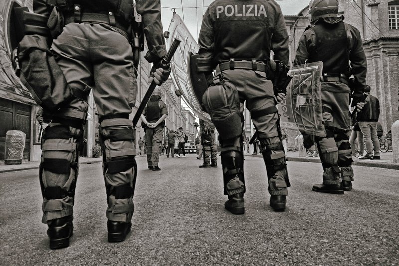 Foto de pedro18: https://www.pexels.com/es-es/foto/grupo-de-policias-en-la-calle-2827999/