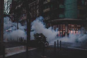 Francia anuncia toques de queda en varias ciudades en medio de la explosión de violencia