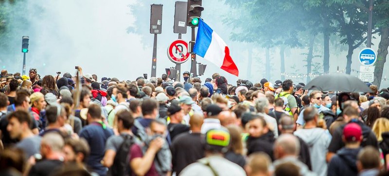 ARCHIVO: © Unsplash/ Norbu Gyachung Miles de personas protestan en París.