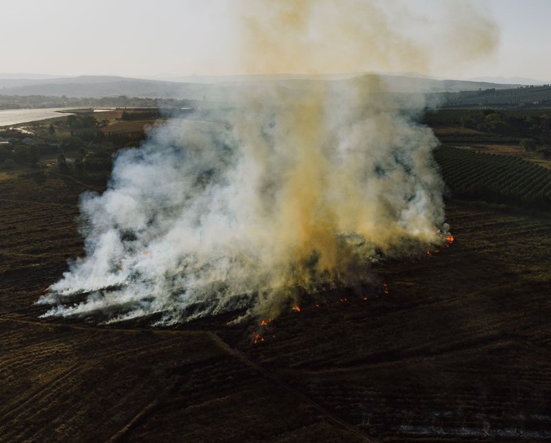 Foto de K : https://www.pexels.com/es-es/foto/vista-aerea-del-humo-de-campo-en-white-river-sudafrica-33622185/