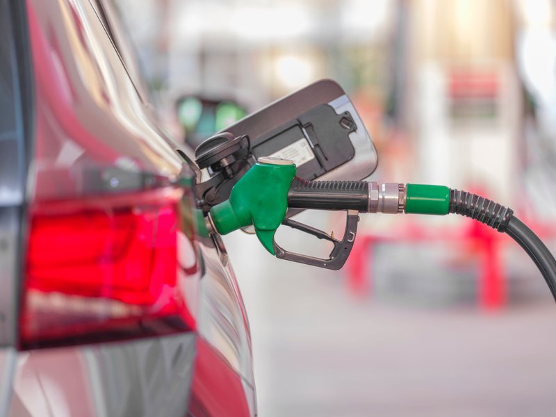 Foto de Engin Akyurt: https://www.pexels.com/es-es/foto/bombear-gasolina-en-la-bomba-de-gasolina-20500734/