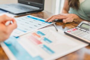 Foto de RDNE Stock project: https://www.pexels.com/es-es/foto/manos-escritorio-oficina-boligrafo-8292894/