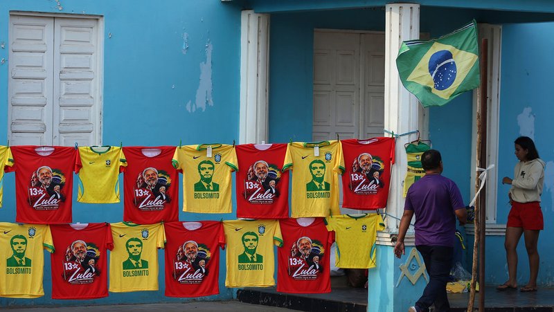 Camisetas con las imágenes de los dos candidatos a la Presidencia de Brasil, Luiz Inácio Lula da Silva y Flávio Bolsonaro. Edmar Barros / AP