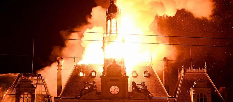 Incendio del Ayuntamiento de Limoges durante las jornadas de protestas del pasado fin de semana en Francia. RTVE