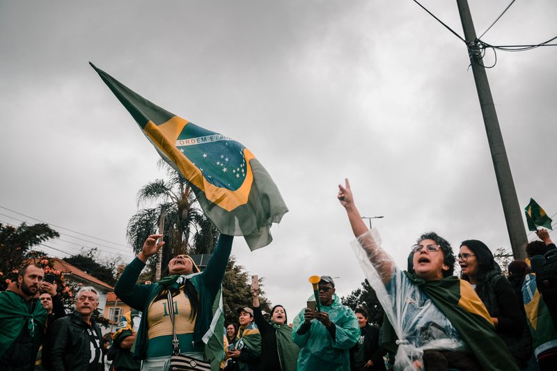 Foto de Joel Santos: https://www.pexels.com/es-es/foto/gente-calle-bandera-grupo-14357164/