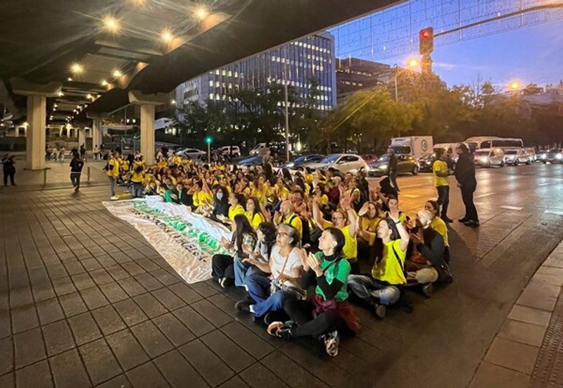 Fuentes: Rebelión [imagen: Protesta de educadores en Madrid, España, a mediados de octubre exigiendo mejoras sociales. Foto Sindicato de Inquilinas]