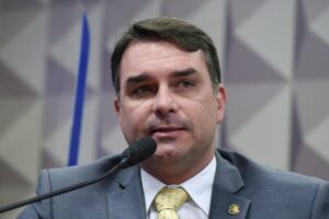 El candidato presidencial brasileño Flávio Bolsonaro durante una intervención en el Senado Federal de Brasil. Foto: Edilson Rodrigues/Agência Senado